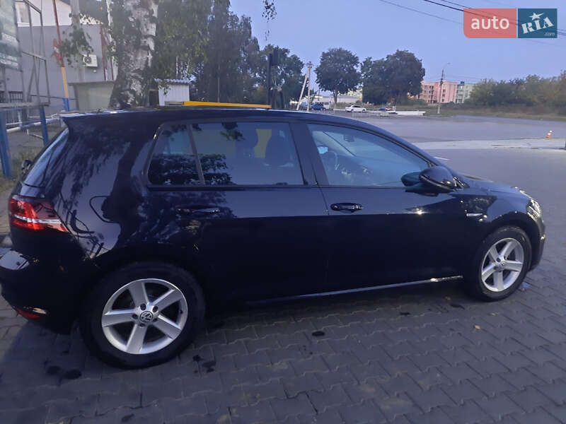 Хетчбек Volkswagen e-Golf 2015 в Чернівцях