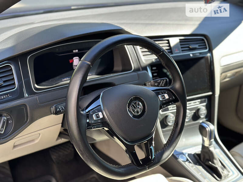 Хетчбек Volkswagen e-Golf 2017 в Києві