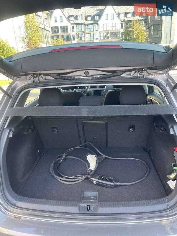 Хэтчбек Volkswagen e-Golf 2015 в Киеве