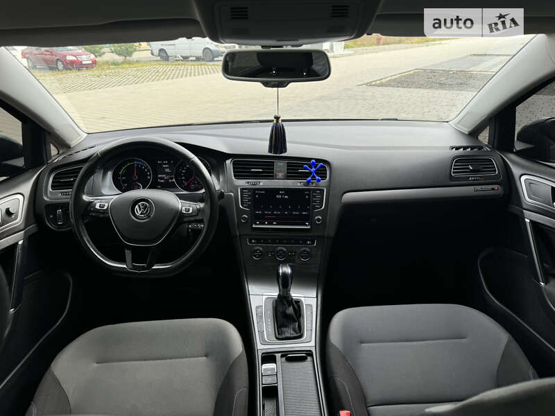 Хэтчбек Volkswagen e-Golf 2015 в Хмельницком