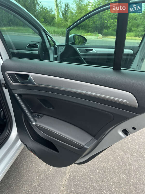 Хэтчбек Volkswagen e-Golf 2016 в Кривом Роге