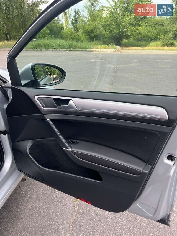 Хэтчбек Volkswagen e-Golf 2016 в Кривом Роге