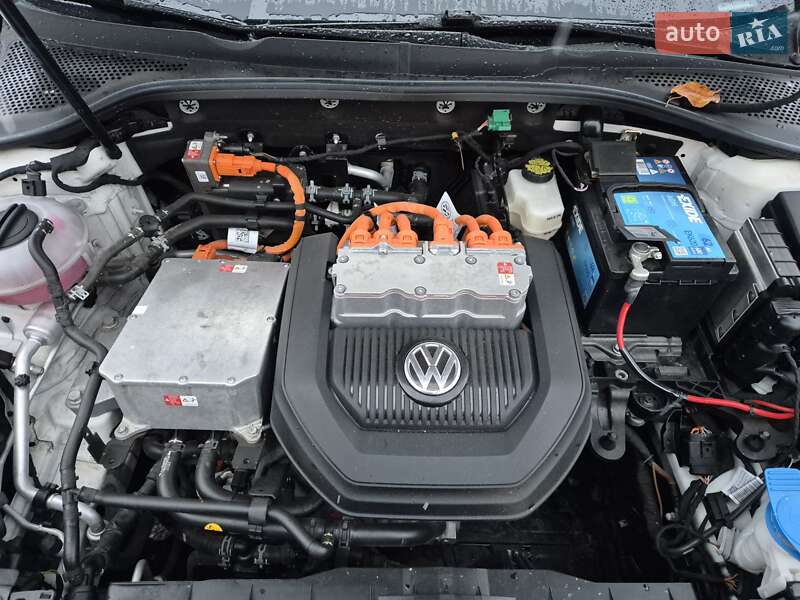 Хетчбек Volkswagen e-Golf 2015 в Івано-Франківську