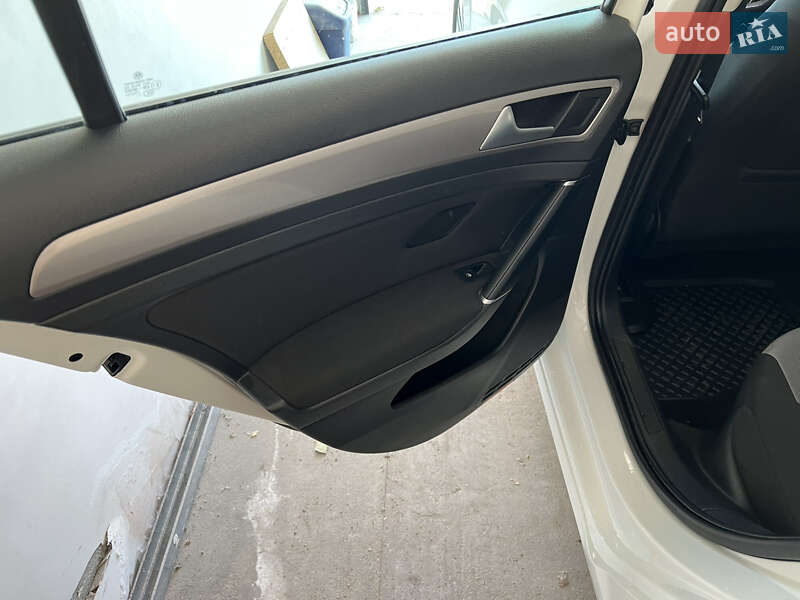 Хетчбек Volkswagen e-Golf 2016 в Дніпрі