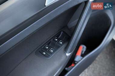 Хэтчбек Volkswagen e-Golf 2019 в 