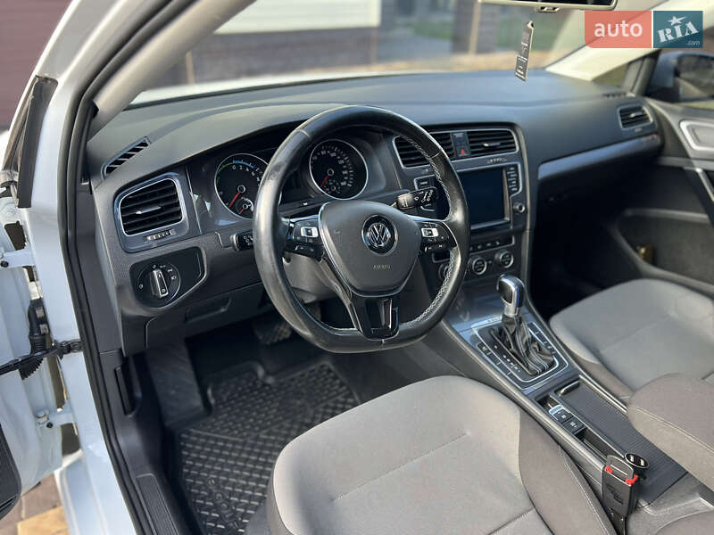 Хэтчбек Volkswagen e-Golf 2015 в Ивано-Франковске