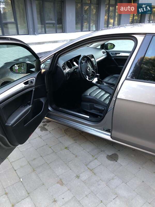 Хэтчбек Volkswagen e-Golf 2016 в Новояворовске