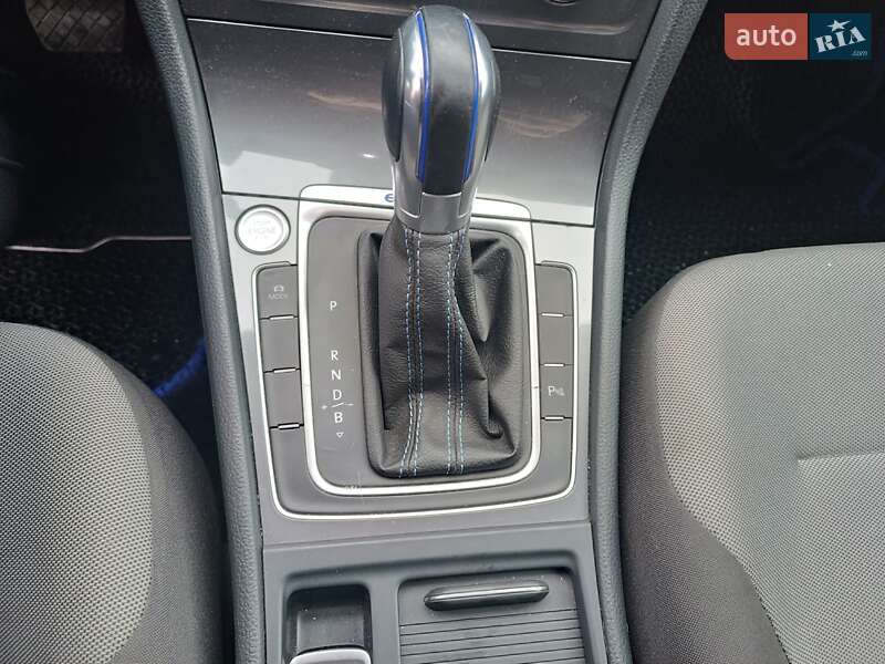 Хэтчбек Volkswagen e-Golf 2015 в Кривом Роге