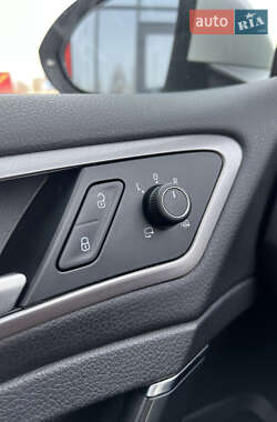 Хэтчбек Volkswagen e-Golf 2014 в 