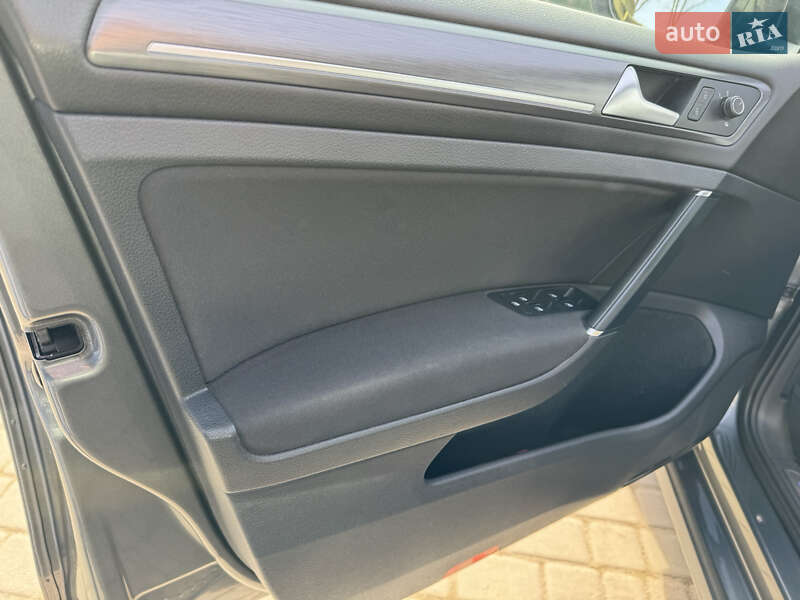 Хэтчбек Volkswagen e-Golf 2019 в Шполе