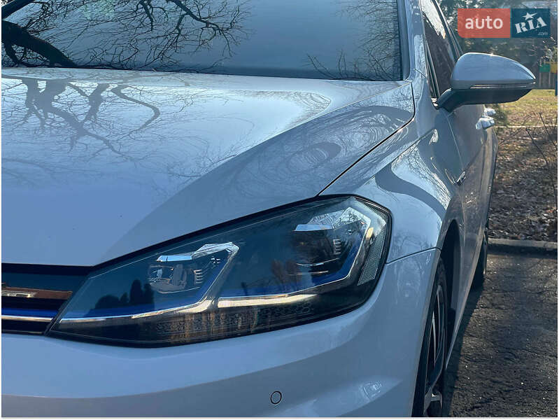 Хэтчбек Volkswagen e-Golf 2018 в Киеве