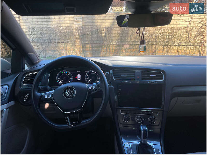 Хэтчбек Volkswagen e-Golf 2018 в Киеве