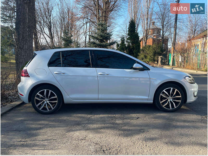 Хэтчбек Volkswagen e-Golf 2018 в Киеве