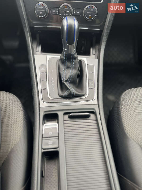 Хэтчбек Volkswagen e-Golf 2017 в Николаеве