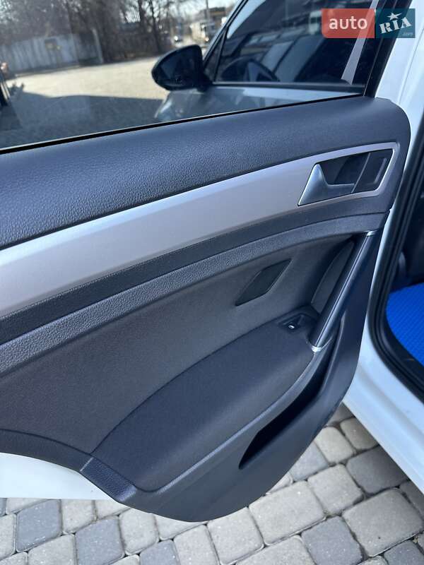 Хетчбек Volkswagen e-Golf 2014 в Івано-Франківську фото 18 Хетчбек Volkswagen e-Golf 2014 в Івано-Франківську