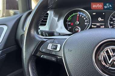 Хэтчбек Volkswagen e-Golf 2015 в 