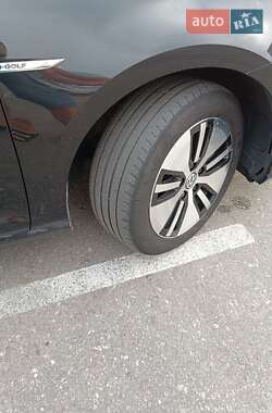 Хэтчбек Volkswagen e-Golf 2018 в 