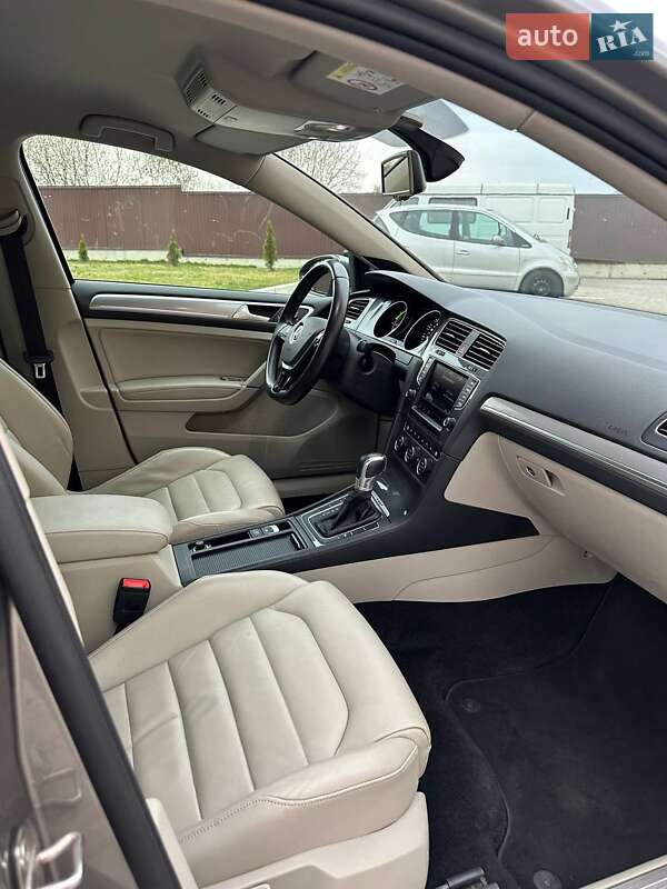 Хэтчбек Volkswagen e-Golf 2015 в Львове