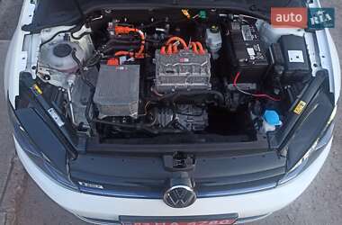 Хэтчбек Volkswagen e-Golf 2017 в 