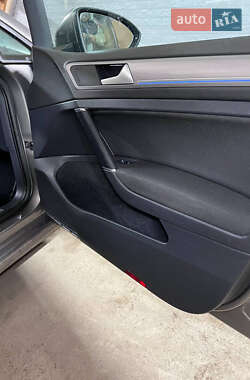 Хетчбек Volkswagen e-Golf 2015 в 
