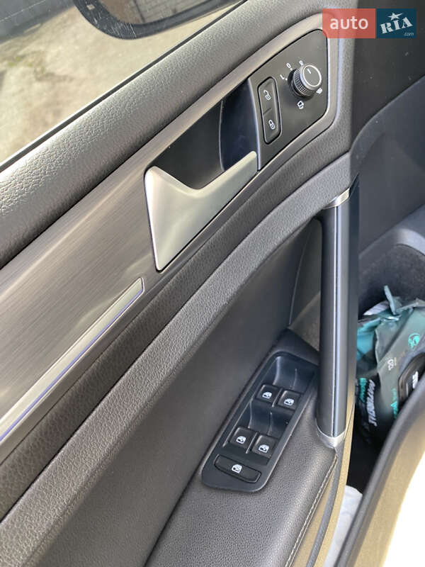 Хетчбек Volkswagen e-Golf 2019 в Києві