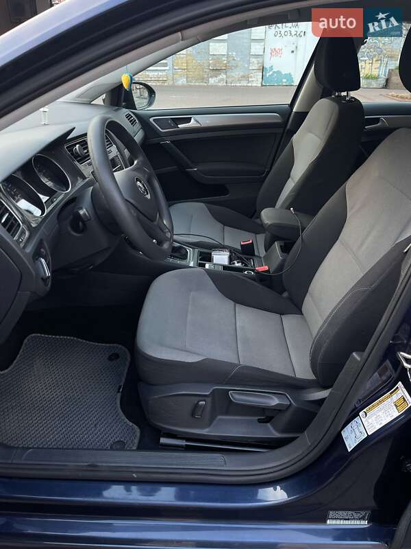 Хэтчбек Volkswagen e-Golf 2016 в Киеве