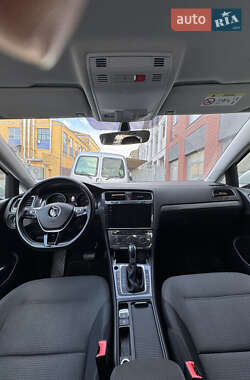 Хэтчбек Volkswagen e-Golf 2017 в 