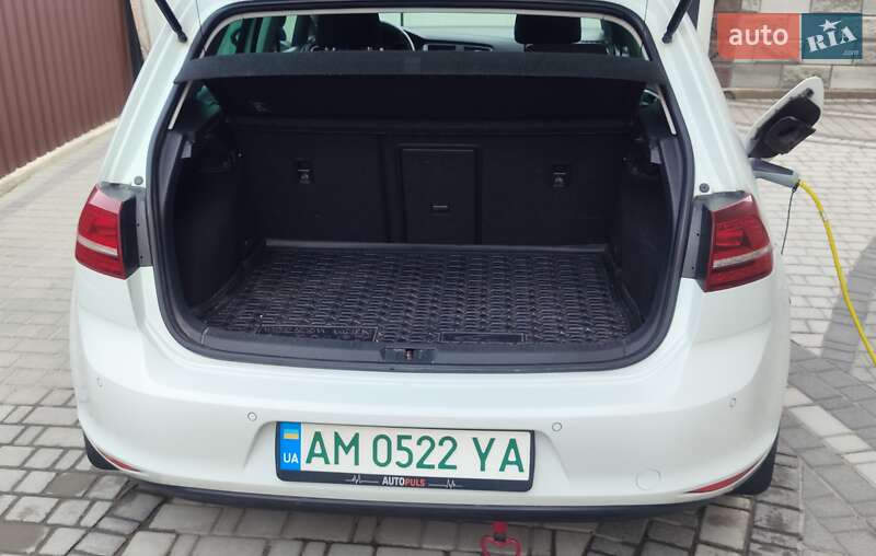 Хэтчбек Volkswagen e-Golf 2015 в Звягеле