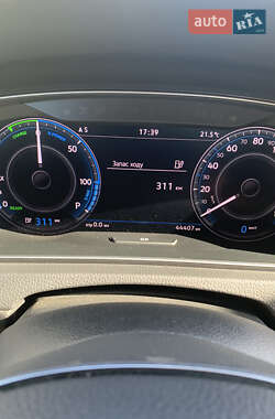 Хэтчбек Volkswagen e-Golf 2020 в 