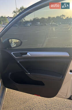Хэтчбек Volkswagen e-Golf 2014 в 