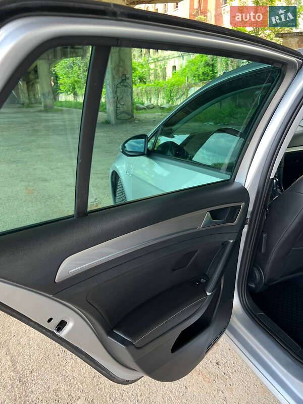 Хетчбек Volkswagen e-Golf 2016 в Мукачевому