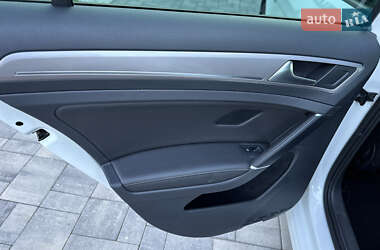 Хэтчбек Volkswagen e-Golf 2015 в 