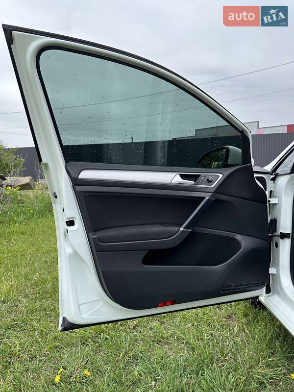 Хэтчбек Volkswagen e-Golf 2015 в Лубнах