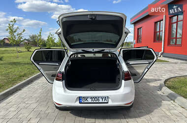 Хетчбек Volkswagen e-Golf 2014 в 