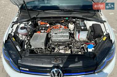 Хетчбек Volkswagen e-Golf 2018 в 