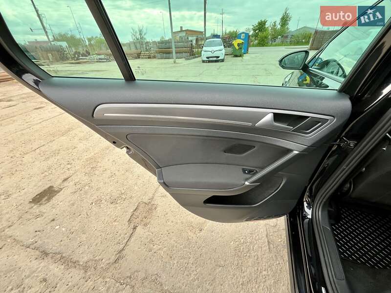 Хэтчбек Volkswagen e-Golf 2018 в Львове фото 36 Хэтчбек Volkswagen e-Golf 2018 в Львове