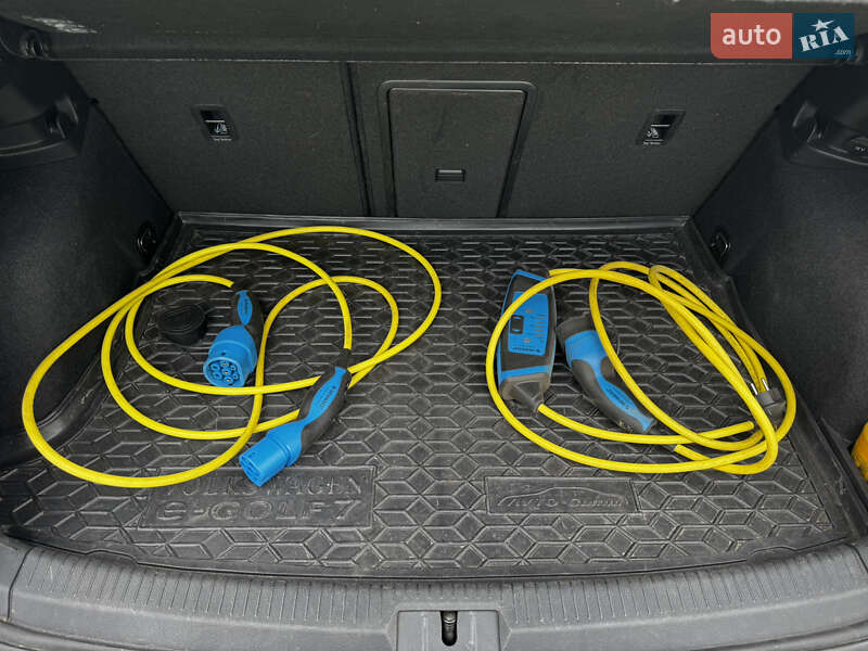 Хетчбек Volkswagen e-Golf 2014 в Києві фото 17 Хетчбек Volkswagen e-Golf 2014 в Києві