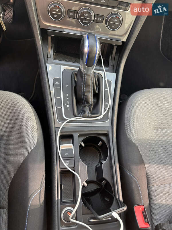 Хэтчбек Volkswagen e-Golf 2014 в Киеве фото 18 Хэтчбек Volkswagen e-Golf 2014 в Киеве