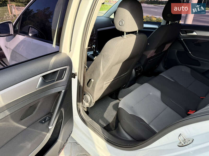 Хэтчбек Volkswagen e-Golf 2016 в Киеве