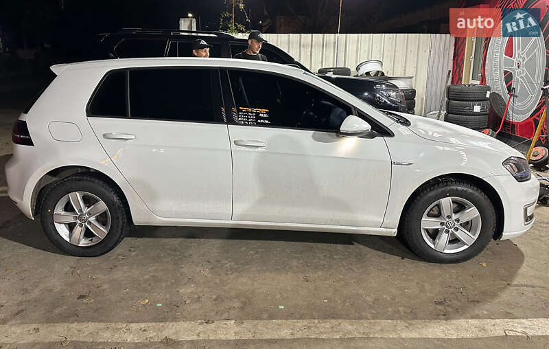 Хэтчбек Volkswagen e-Golf 2016 в Киеве