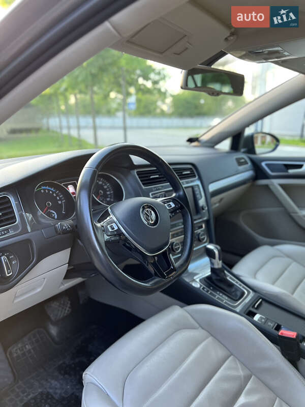 Хэтчбек Volkswagen e-Golf 2015 в Ивано-Франковске