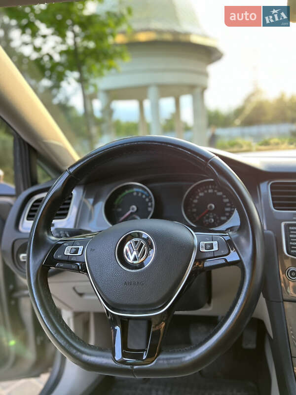 Хэтчбек Volkswagen e-Golf 2015 в Ивано-Франковске