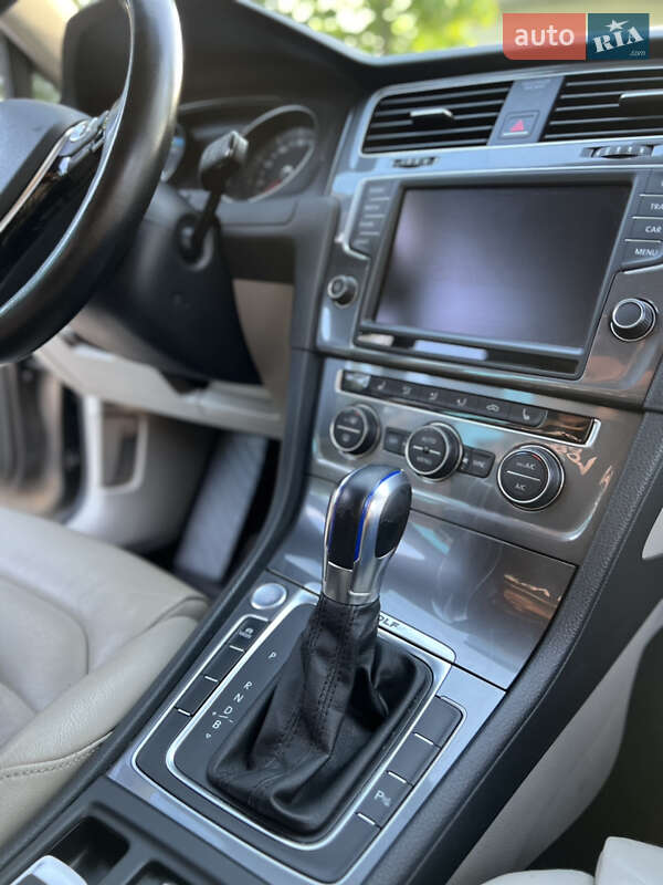 Хэтчбек Volkswagen e-Golf 2015 в Ивано-Франковске