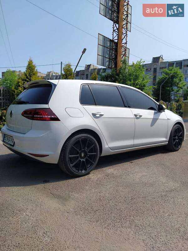 Хэтчбек Volkswagen e-Golf 2014 в Шептицькому
