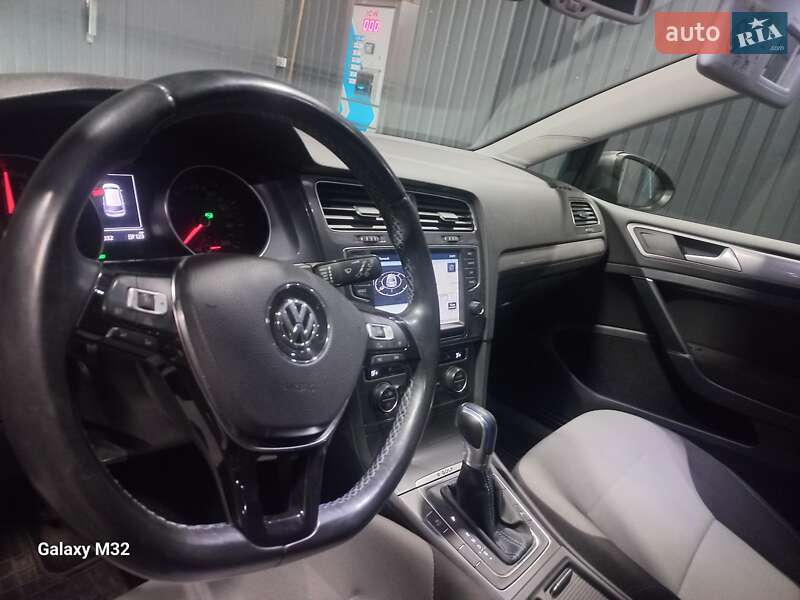 Хэтчбек Volkswagen e-Golf 2015 в Днепре