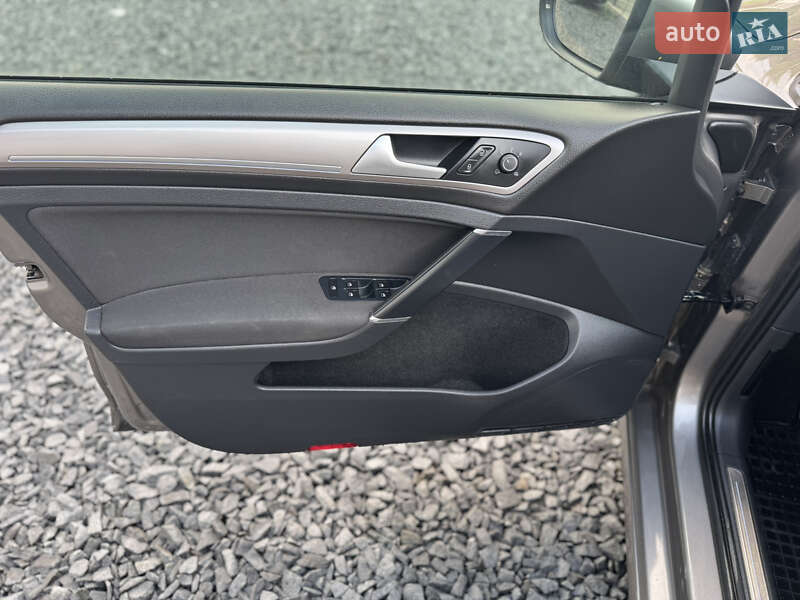 Хетчбек Volkswagen e-Golf 2015 в Рівному