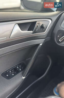 Хэтчбек Volkswagen e-Golf 2015 в 