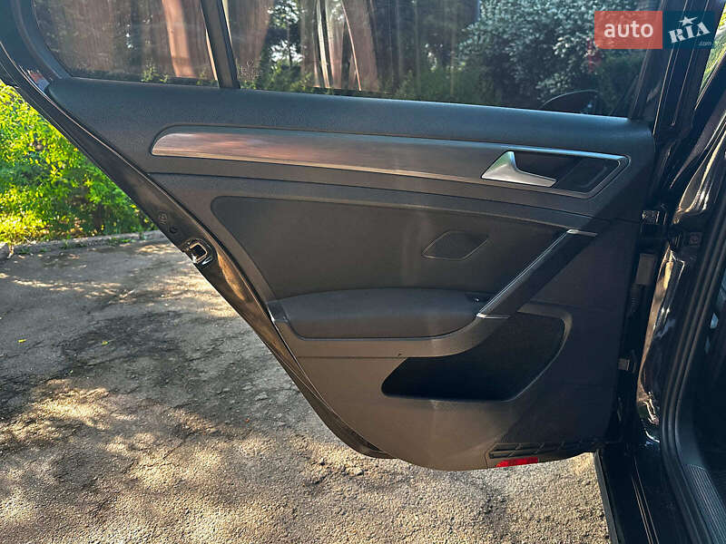 Хетчбек Volkswagen e-Golf 2017 в Києві фото 16 Хетчбек Volkswagen e-Golf 2017 в Києві