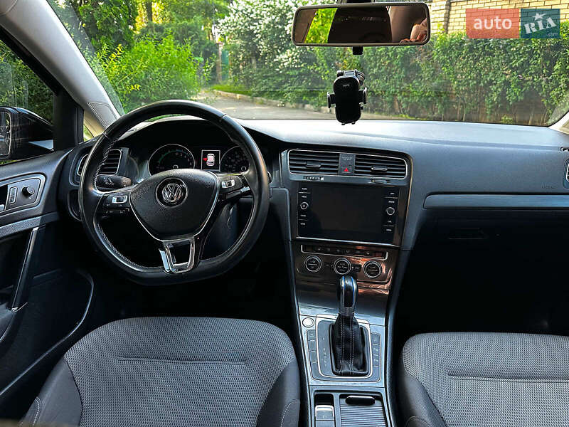 Хетчбек Volkswagen e-Golf 2017 в Києві фото 18 Хетчбек Volkswagen e-Golf 2017 в Києві