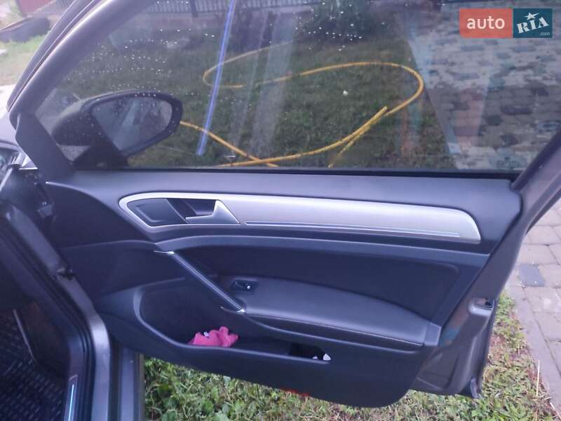 Хэтчбек Volkswagen e-Golf 2016 в Нововолынске